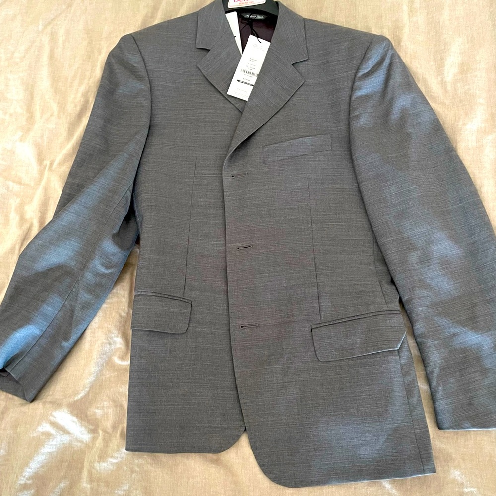Alexander McQueen suit Grey suit, pre owned but in great condition. US 38 / 48